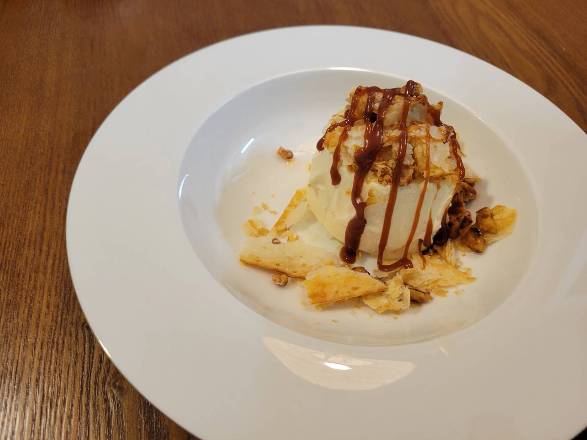 B_Place's tweet image. お家でカフェスイーツを食べたいときは
ハーゲンダッツにクルミっ子の鎌倉紅谷のクルミっ子じゃないお菓子、クルミとパイを砕いて乗せて、クルミっ子キャラメルソースをかければ…
#ハーゲンダッツ
#鎌倉紅谷