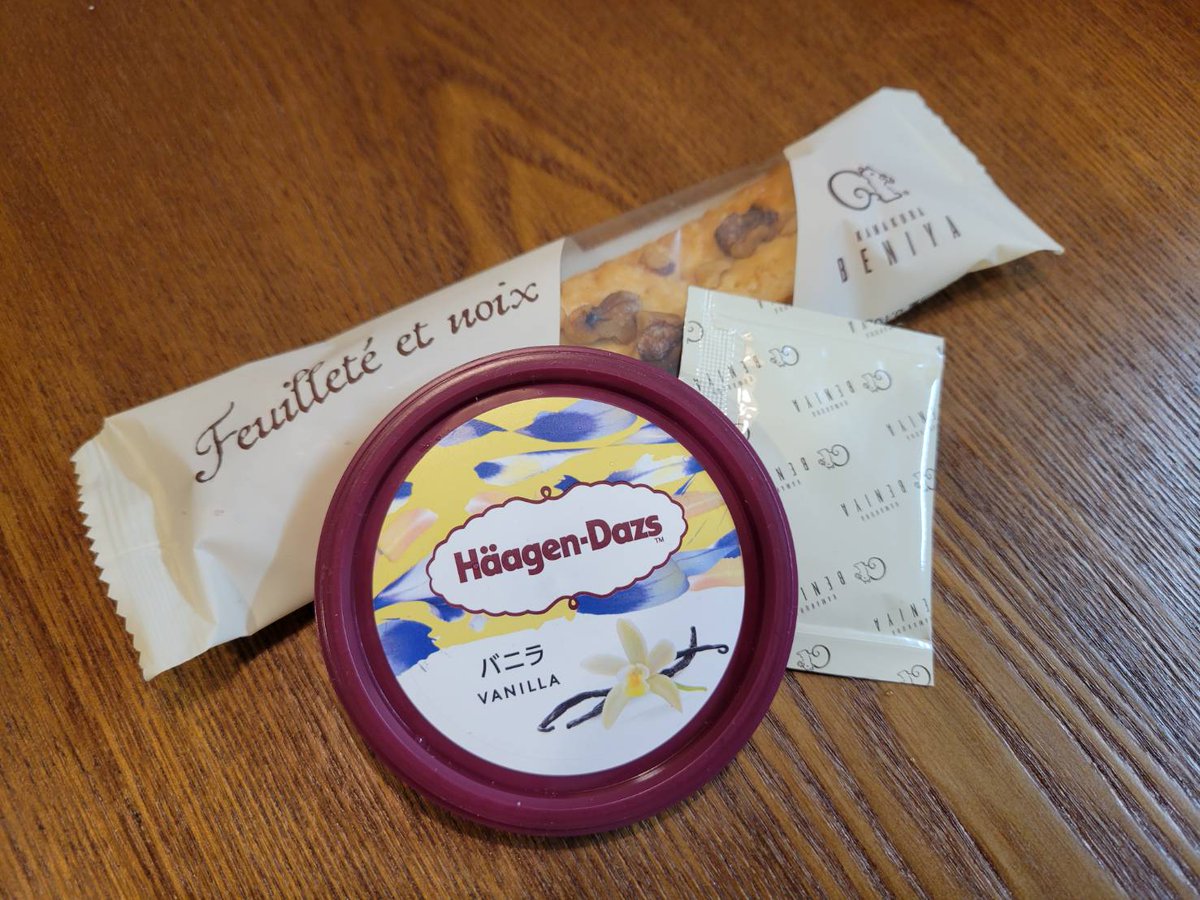 B_Place's tweet image. お家でカフェスイーツを食べたいときは
ハーゲンダッツにクルミっ子の鎌倉紅谷のクルミっ子じゃないお菓子、クルミとパイを砕いて乗せて、クルミっ子キャラメルソースをかければ…
#ハーゲンダッツ
#鎌倉紅谷