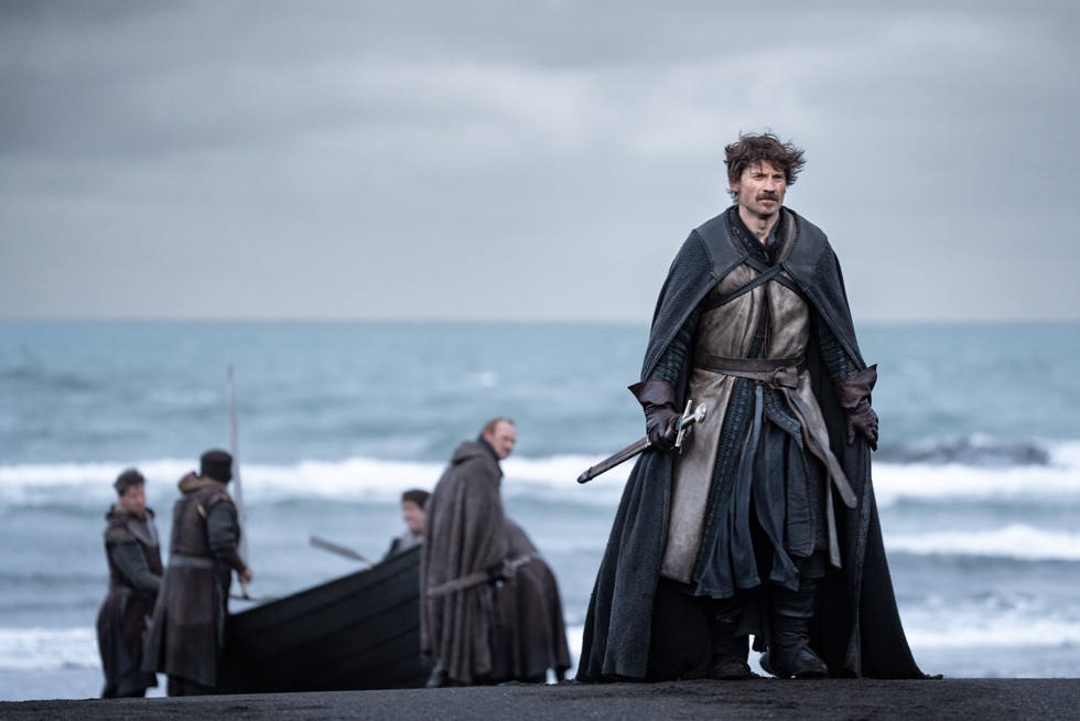 Os quejáis del pobre actor negro que han escogido para hacer de extra por la veracidad histórica, pero haríais mejor en rasgaros las vestiduras por las atrocidades que se han cometido contra la moda y vestimenta del siglo XI en esta serie. 

En serio, ¿qué diablos es esto?