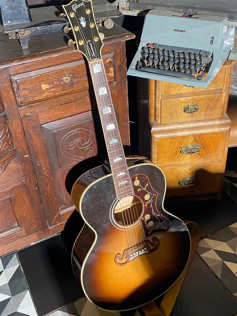 Wel my bakkie is nie opgespoor nie. As die kitaar wel êrens opduik. Gibsons SJ 200 ligte haarlyn kraak id middel onder die brug is daar ń R10 000 beloning… as jy die ou wat hom verkoop lewend vir my kan gee nog R10 000…. Wilde Weste met Wilde Weste reëls.