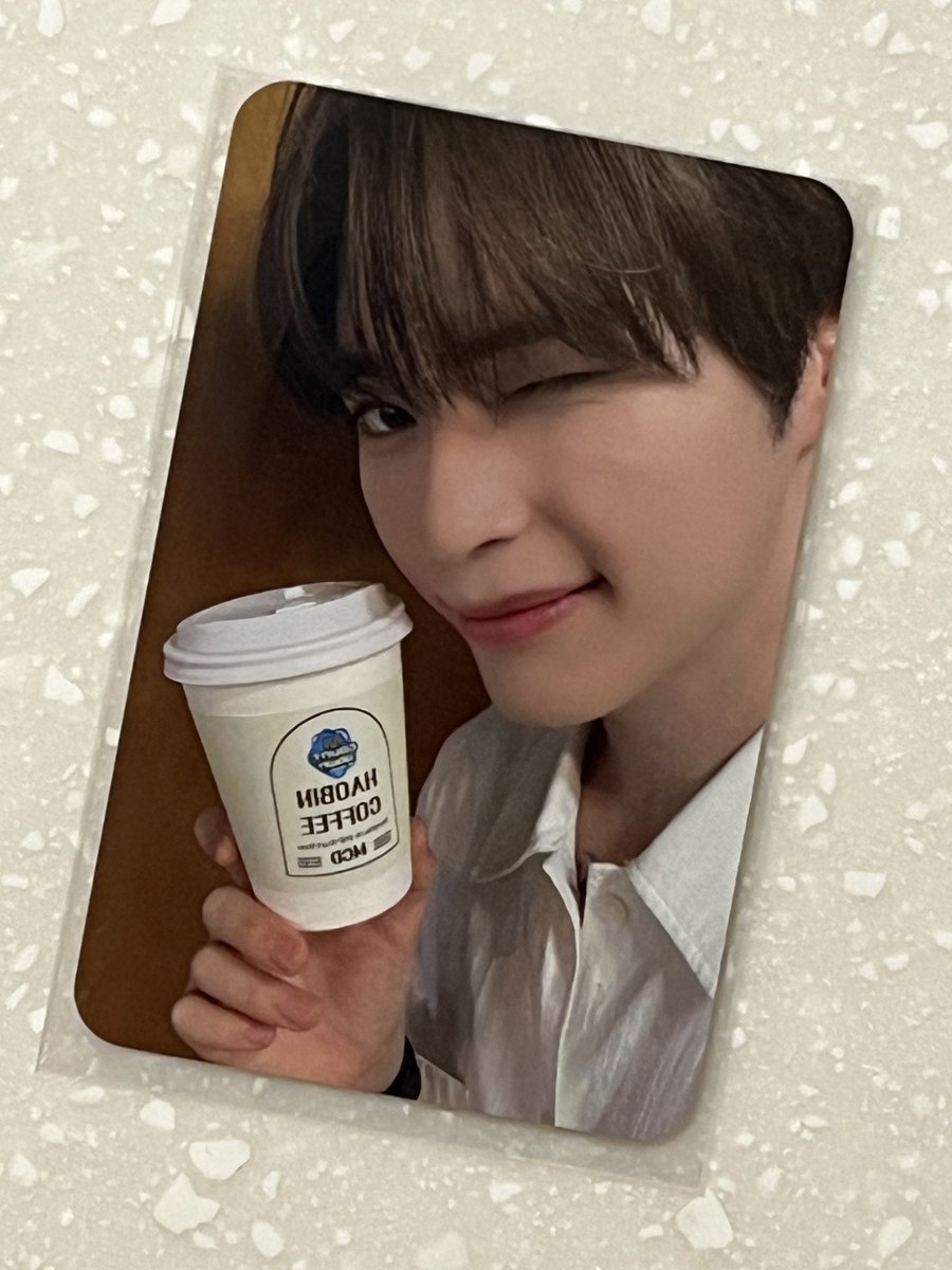 오늘 햄씨 착장 너무 예뻣구,,,그냥 잘생겼다
얼굴밖에 안보여