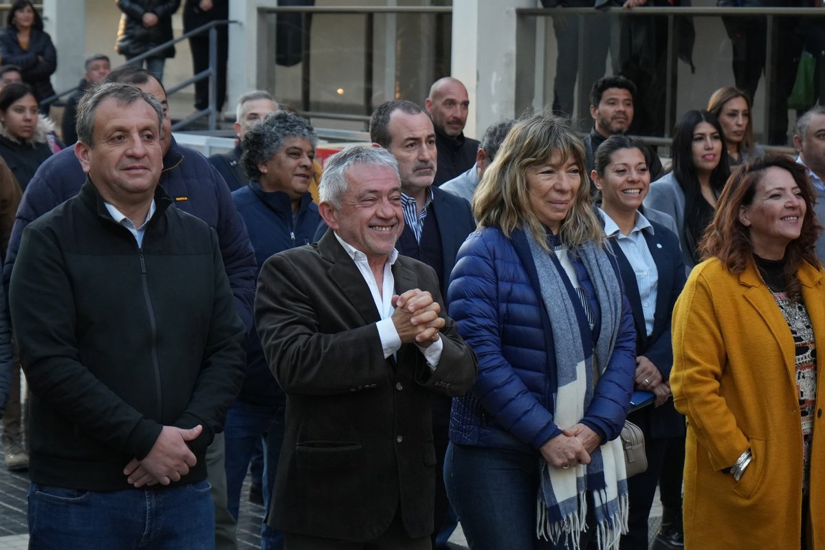 amolinalarioja's tweet photo. Honraron el encuentro de izamiento de banderas patrias, trabajadoras y trabajadores de nuestra casa y familia municipal.

GRACIAS, por el compromiso y vocación de su labor diaria para el bien común de brindar un mejor servicio de calidad a las y los vecinos riojanos. https://t.co/zWYAhaOV8q