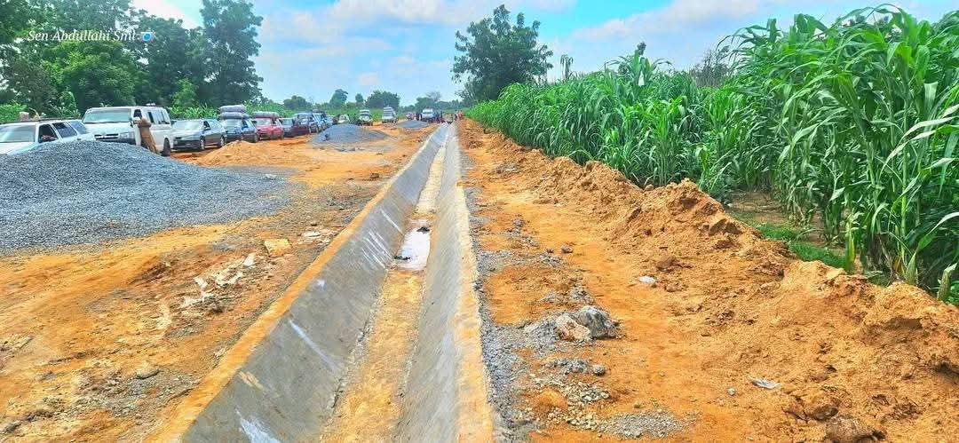 Yadda aikin drainage na Bypass din kasuwar darki yake cigaba da tafiya duk cikin aikin hanyar Bypass ɗin, thank you distinguished senator kawu sumaila ofr PhD.
<a href="/SAKawusumaila/">@SAKawusumaila OFR</a>