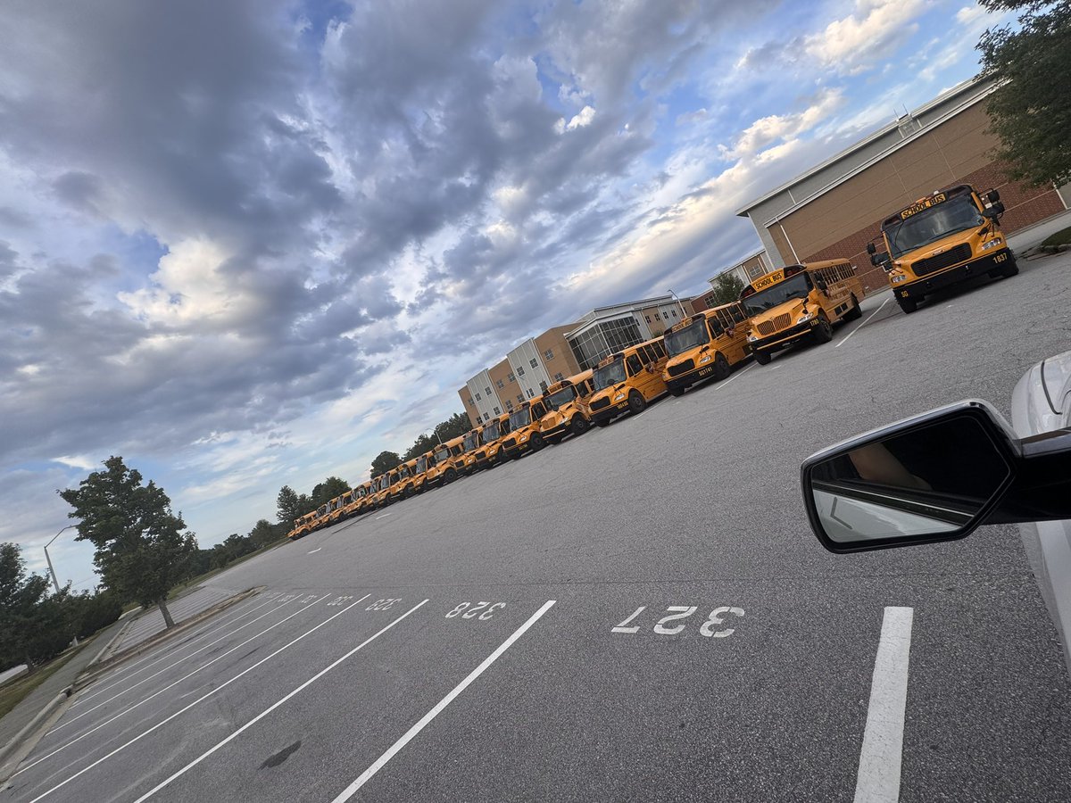 Stillwell0711's tweet photo. @SouthGarnerHS Transportation’s 🚌 1st day was a success with a few hiccups! One day at a time…..patience is virtue. @WCPSS @ThePrincipalFai @WCPSSTeam @Southernarea1 @JamesOverman4 https://t.co/qko2sYmXJd