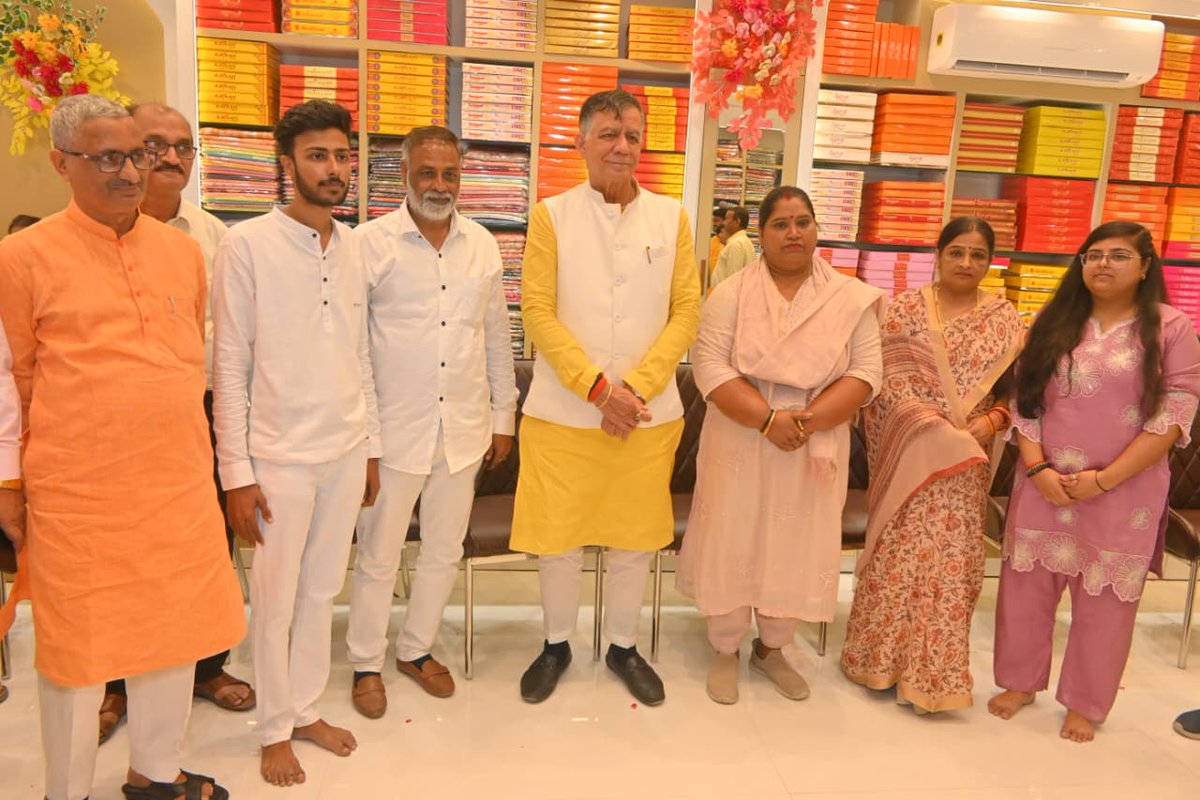 Satishmahanaup's tweet photo. आज कानपुर के लाल बंगला में 'Shree Radha Emporium' का उद्घाटन कर अपनी शुभकामनाएं प्रेषित की। https://t.co/U1dJsRVzCD