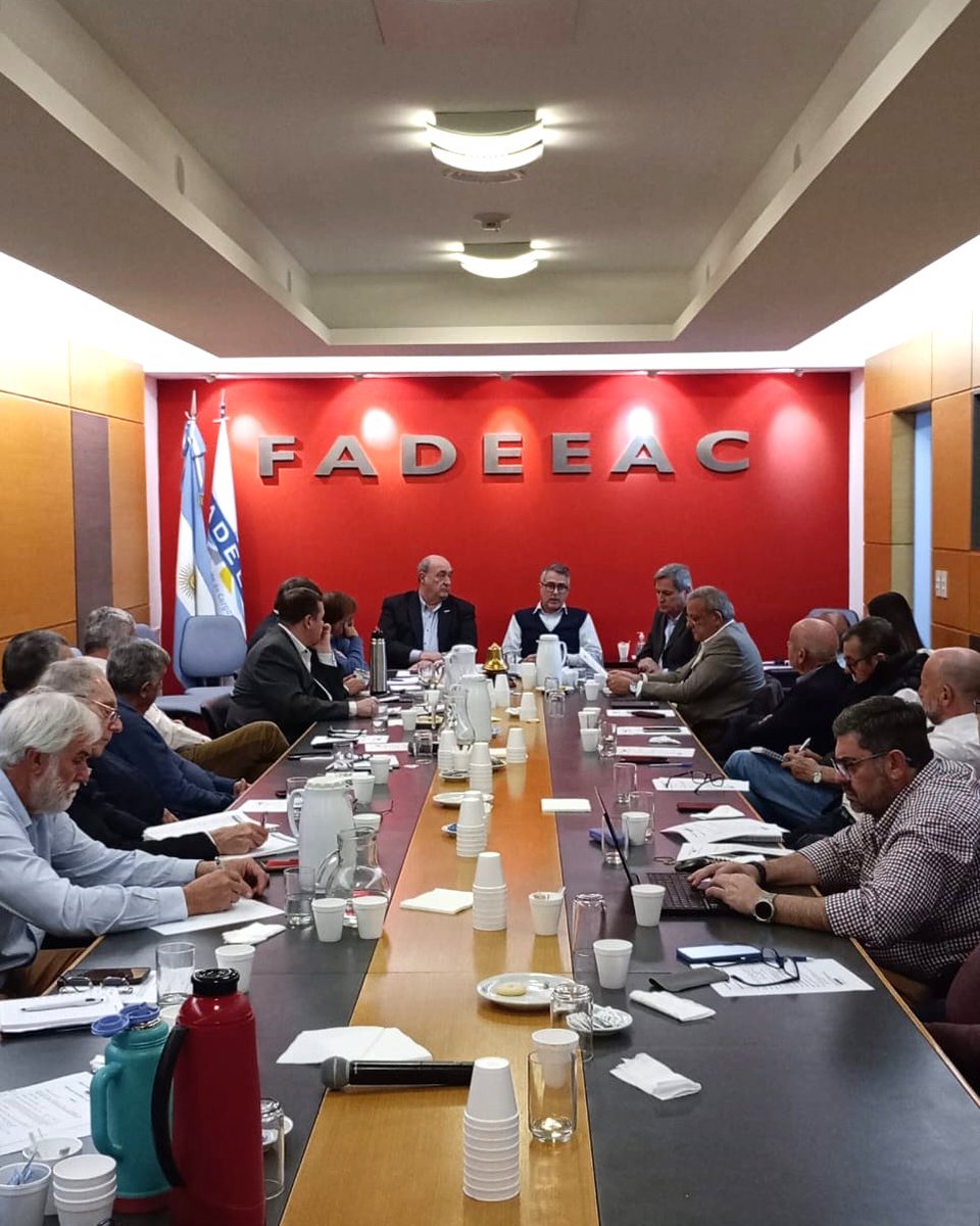 AACarreteras's tweet photo. Ayer por la tarde participamos en una reunión con el presidente y directivos de FADEEAC junto a los presidentes de las Cámaras Asociadas a esa Federación. https://t.co/3oDlz0gmDO