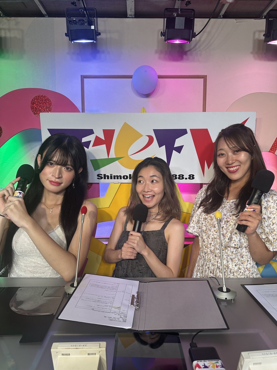 彩里🍓🖖Ayally (@idevourberry) on Twitter photo 今回の #下北FM は朗読回!!
大人数で2本仕立ての豪華回〜!
22:40から <a href="/shimokitafm/">下北FM 88.8MHz【公式】毎週木曜18:30-23:00(JST)放送</a> のSR/Xライブ、もしくは <a href="/AdvoVisions/">AdvoVisions</a> のインライでリアタイしてねー!
あと個人的には先週との間違い探ししてみて欲しい👀
私のどこが変わったでしょーか! 今回の #下北FM は朗読回!!
大人数で2本仕立ての豪華回〜!
22:40から <a href="/shimokitafm/">下北FM 88.8MHz【公式】毎週木曜18:30-23:00(JST)放送</a> のSR/Xライブ、もしくは <a href="/AdvoVisions/">AdvoVisions</a> のインライでリアタイしてねー!
あと個人的には先週との間違い探ししてみて欲しい👀
私のどこが変わったでしょーか!