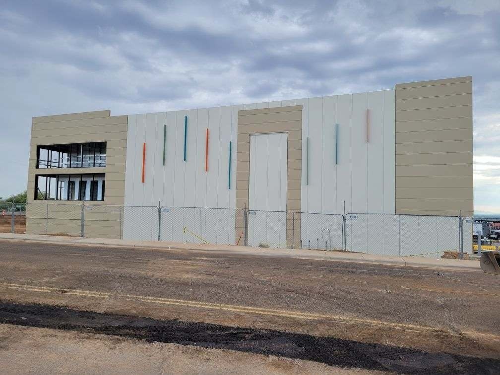 ForgeBuildingC1's tweet image. Forging ahead and pushing towards the completion of this 194,000 sf, 3-story, climate-controlled self storage project for U-Haul in Sahuarita, AZ. 

Chat with the steel building experts at Forge about your next project and let us help you maximize your ROI.

#forgeahead