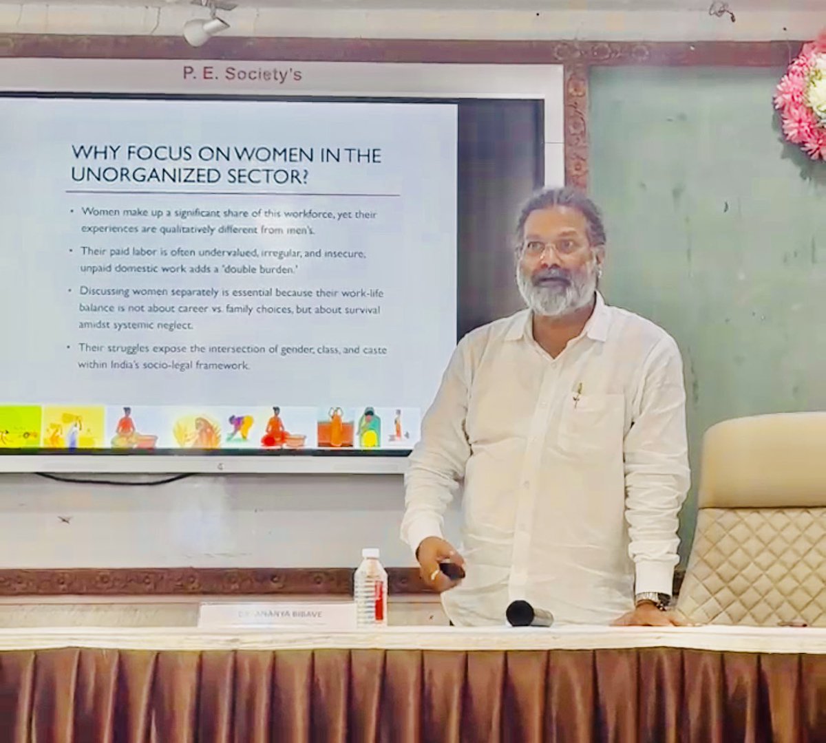 AnandPawarPune's tweet photo. “For women in India’s informal economy, “balance” is not about wellness programs or flexible hours but it is about survival, dignity, and recognition.”
#SAMYAKIndia #WomenAndLaw #UnorganizedWorkers #LabourRights #genderequality #WorkLifeBalance https://t.co/vbBNAdMlF1