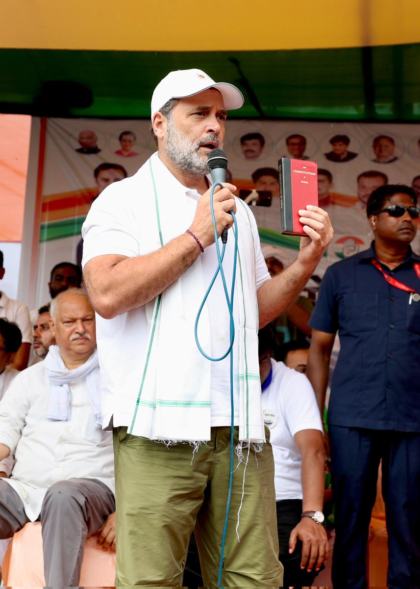 राहुल गांधी और विपक्ष आंदोलन क्यों कर रहे हैं? 
क्योंकि👇
हरियाणा समेत पूरे देश में चुनावी प्रक्रिया पर गंभीर सवाल खड़े हो रहे हैं।

हरियाणा में बीजेपी की मांग पर चुनाव की तारीख बदली गई।

चुनाव खत्म होने के बाद भी वोटिंग प्रतिशत बढ़ता गया।

विपक्ष की शिकायतों पर चुनाव आयोग ने न