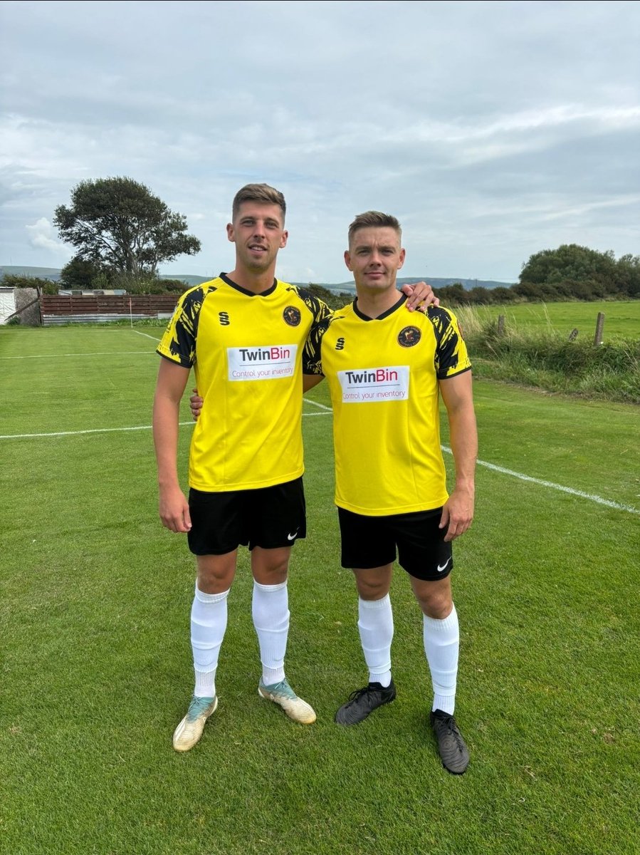 Hurstgreenfc's tweet photo. 🟡⚫️⚪️ We would like to extend our gratitude to @TwinBin_HGP for the sponsor of our new away kit and their continued support.

Please see the kit below which is being modelled by a couple of old timers and also our legendary Buster.

🦅🦅 https://t.co/fyfhVpjZNi