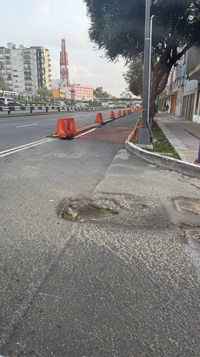 Actualización del bache.

Tiene 5 días que hice el reporte , según <a href="/ClaraBrugadaM/">Clara Brugada Molina</a>  en máximo 48 horas taparían los baches reportados.

Otra mentira más 😣😠

<a href="/GobCDMX/">Gobierno de la Ciudad de México</a> 

<a href="/LuisaAlcalde/">Luisa Alcalde</a> ¿no que con ustedes no hay baches?
