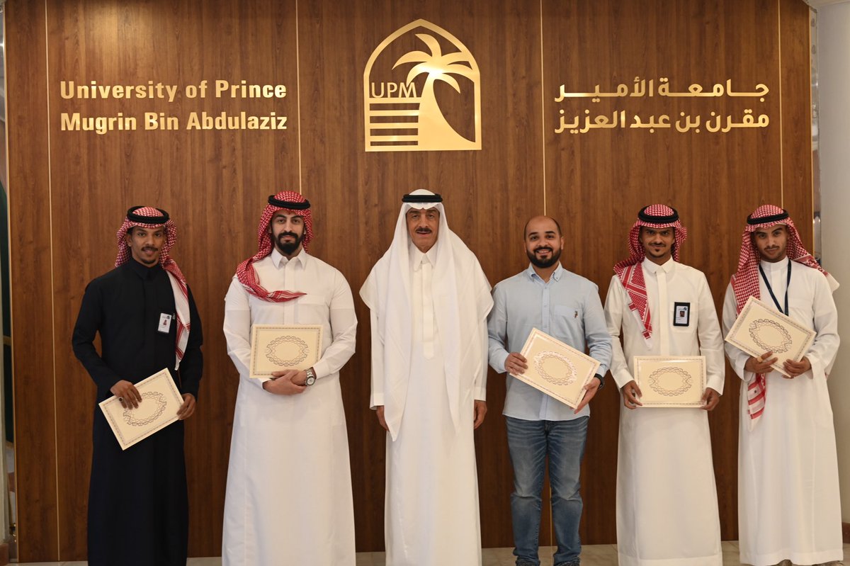 معالي رئيس #جامعة_الأمير_مقرن_بن_عبدالعزيز الدكتور بندر بن محمد حجار يكرم منسوبي فرق العمل والمشاركين في "برمجان المنورة" الذي أُقيم في رحاب الجامعة بشراكة مع إمارة منطقة المدينة المنورة.
تفتخر الجامعة بمنسوبيها ومساهماتهم في التحول الرقمي بإبداعٍ وابتكار.