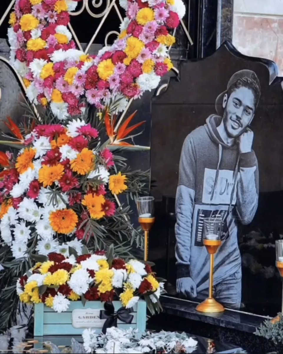 امروز تولد پژمان قلیپور است؛
جوانی که تنها هجده بهار دید و در خزان آبان، خونش بر خاک خیابان ریخت.
پژمان برای آزادی قدم برداشت و جمهوری اسلامی با گلوله، قلب تپنده‌اش را در برابر چشمان تاریخ نشانه گرفت.
فریادش هنوز در کوچه‌های آبان می‌پیچد،
خونش هنوز بر آسفالت می‌جوشد،
و نامش، هر