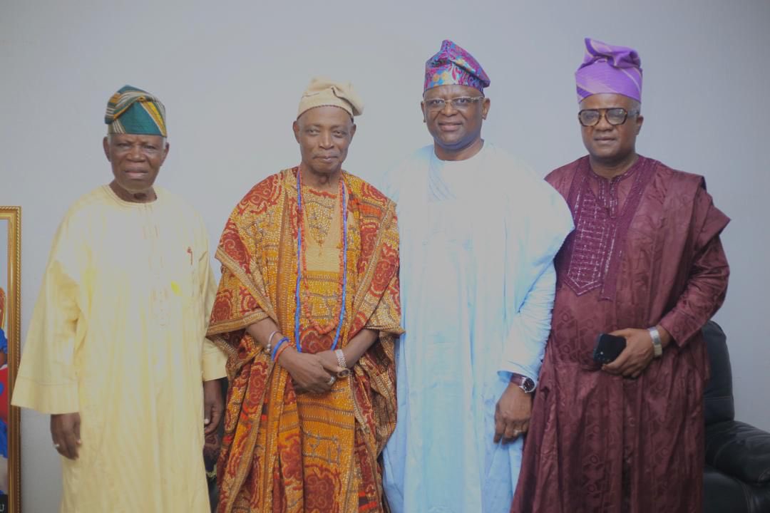 I was honoured to visit in the company of my father, the highly revered and respected Chief Mustafa Adebayo Oyero, Chairman of the Coronation Committee, and my uncle, Dr. Ganiyu Adetunji Adeniran.
On this occasion, Kabiyesi provided insights into his developmental agenda.
