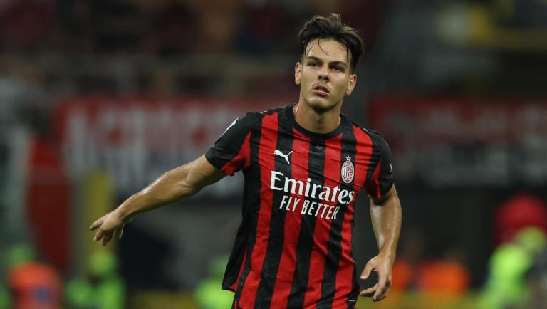 theMilanZone_'s tweet photo. Confermata la frattura al perone destro per #Jashari Ora serviranno nuovi esami per capire i dettagli (interessamento o meno della tibia ecc ecc). La versione ottimistica sul recupero è 2 mesi

via @MarcoGuidi13 https://t.co/dTUsEriHWy