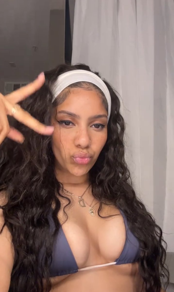 Simplyniqueee's tweet photo. Literally never take pictures anymore just be busy living 🤍 https://t.co/sHj9Uq3vzN