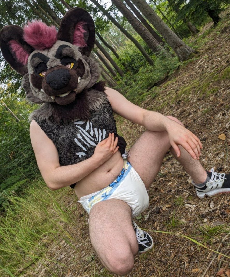 a padded trip~

bf took my pants away and i was forced to be only in my diaper for the entire time 😖😖
