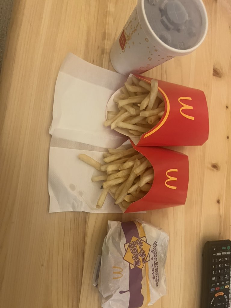 チーチーダブチー初購入！！
間違ってポテト2つ買ってしまった。しかもLサイズ。皆んな寝てるし食べ切るしかない。