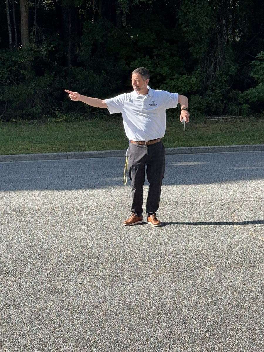 drjbg3's tweet image. Mr. Rhoads’ does it all @mack_benn elementary school. This is what leadership looks like! #SPSCreatesAchievers #MarlinsAreGoals