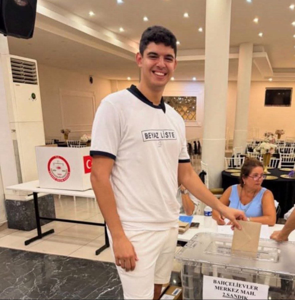 📌Müsamere çocuğuna net bir sorum olacak. 

📌Gökan Zeybek’in hemşehri kontenjanından getirip Bahçelievler Belediye Meclis Üyesi yaptığı Erhan Kazel’in herhangi bir inşaat projesinden, bir yakının üzerine daire aldın mı ? 😎