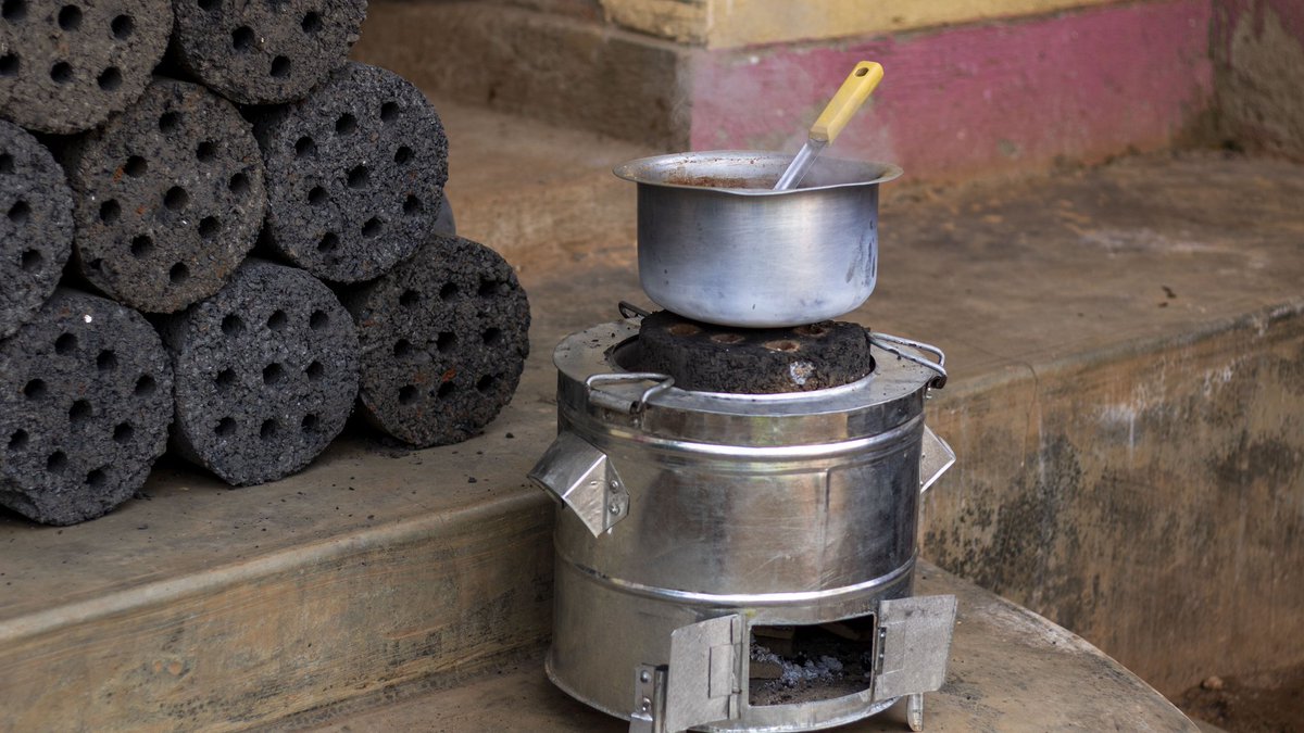 AliDidaat's tweet image. briquettes and stoves.Less smoke, more savings, eco-friendly, and supports local farmers. Together, let’s build a greener Uganda!
📸 by @AliDidaat
#vivoV60xLingOrm
 #CleanEnergy
#cleancooking