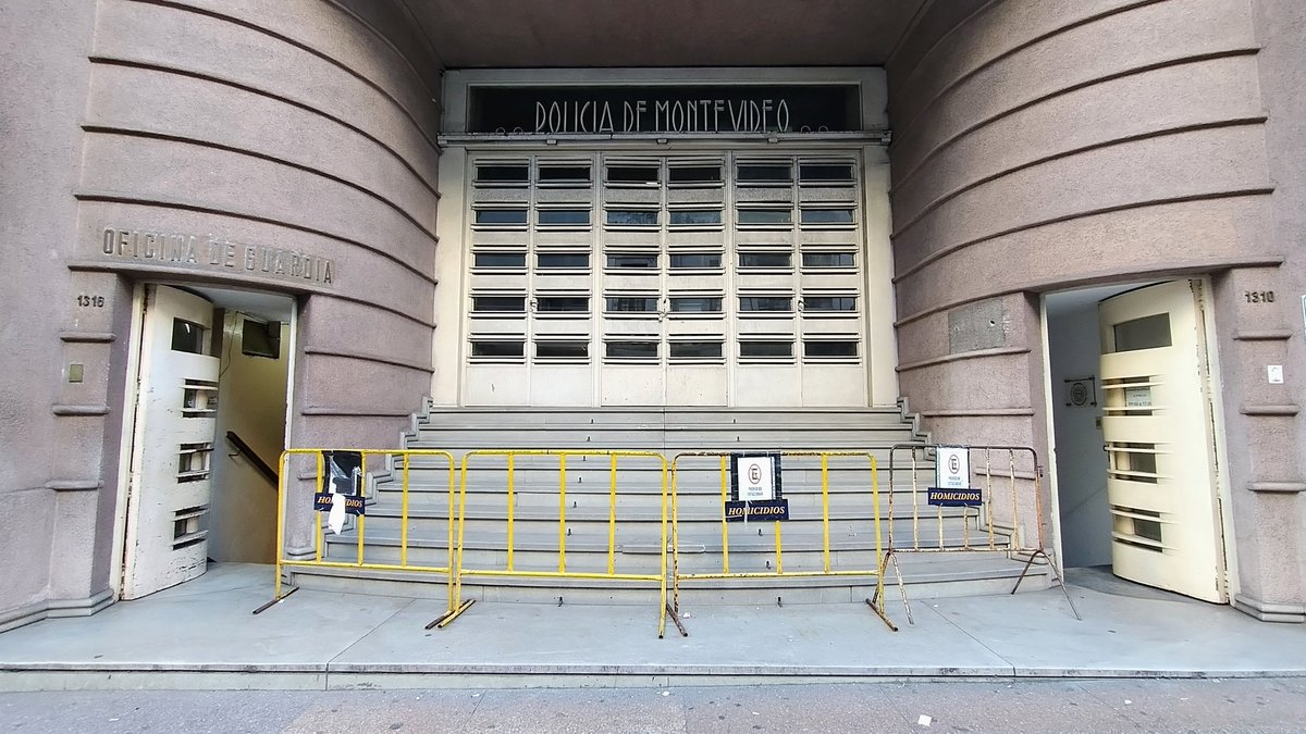 Cada vez que voy a hacer trabajo de campo a  la ex Jefatura de Policía de Montevideo me llevo una fotito. Una de las joyitas Art Deco que tenemos en Montevideo.