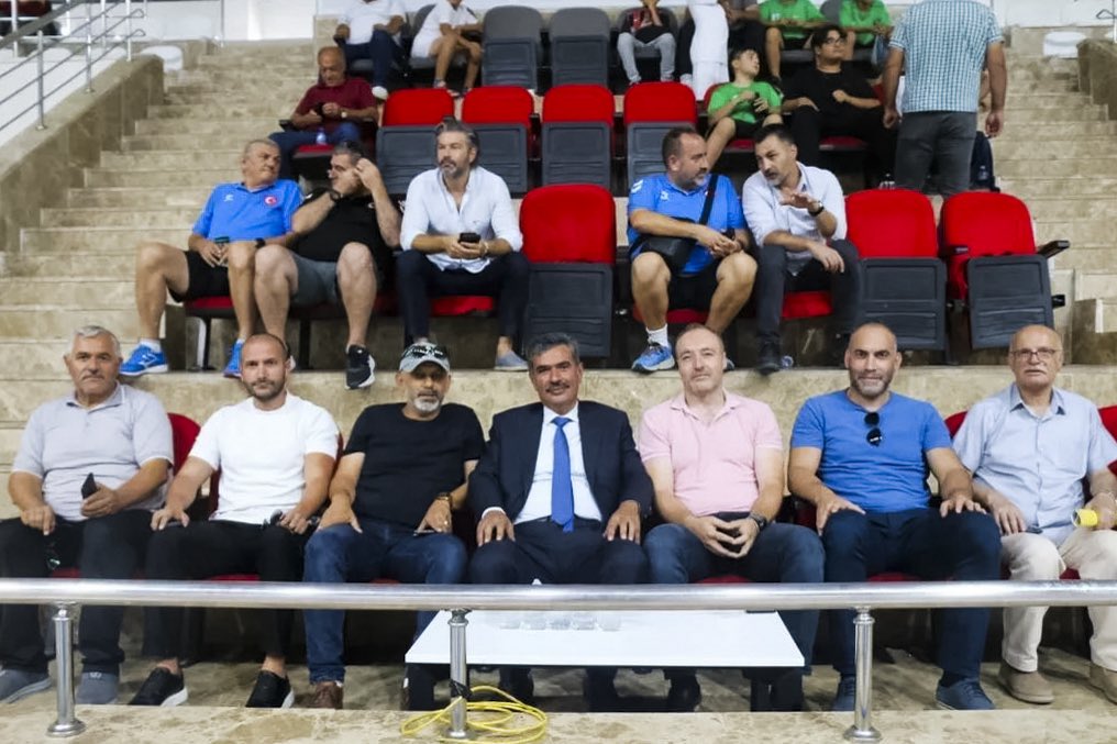 Türkiye Hentbol Federasyonu tarafından 21-23 Ağustos tarihleri arasında düzenlenen Mini Minikler Hentbol Türkiye Şampiyonası, Sivas Mecnun Otyakmaz Spor Salonu’nda yoğun katılım ve coşkulu müsabakalara sahne olarak tamamlandı. Şampiyonada dereceye giren takımlara madalyaları ve