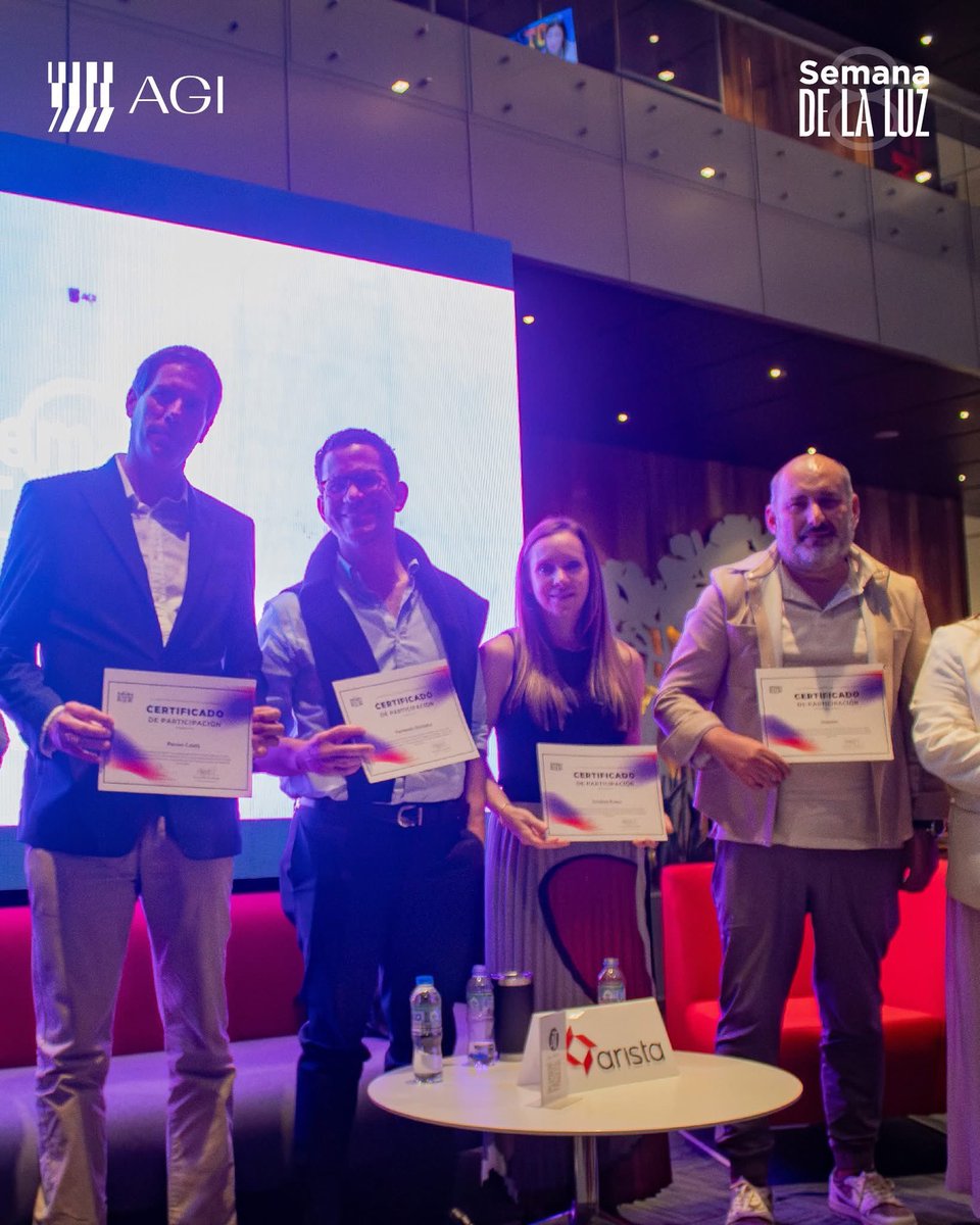 Y por último panel "Luz como lenguaje de diseño" donde exponentes de toda latinoamerica nos relataron como La luz va más allá de su función técnica: comunica, transforma y da identidad a los espacios

#semanadelaluz #luz #luz