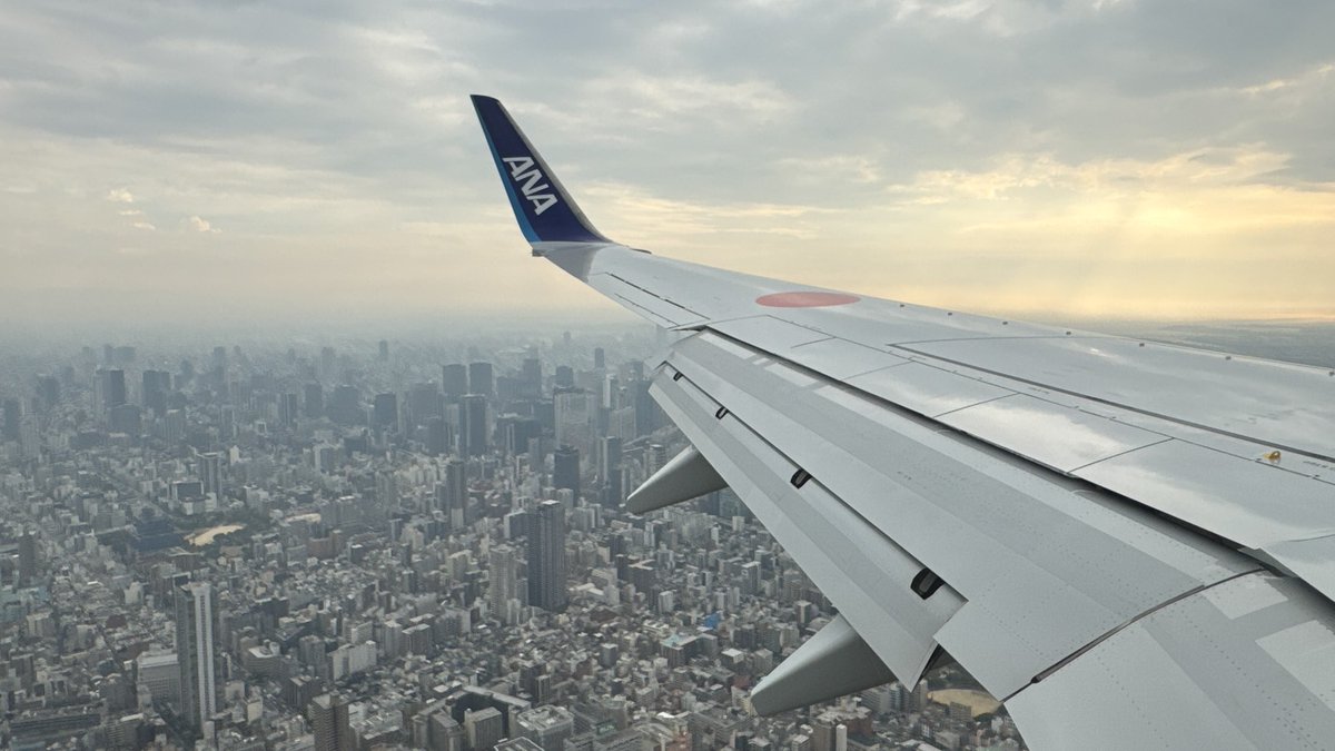 文楽の碩太夫です🍉飛行機が着陸するとき、その土地ごと「あぁ着いたなぁ」と思う景色があります✈️あべのハルカスが見えると、大阪城、梅田、新大阪と、どんどん街が迫ってくる大阪の景色は素敵です🌃飛行機を間近で見られることで有名な千里川土手も綺麗に整備されたようで、いつか行ってみたいです📸