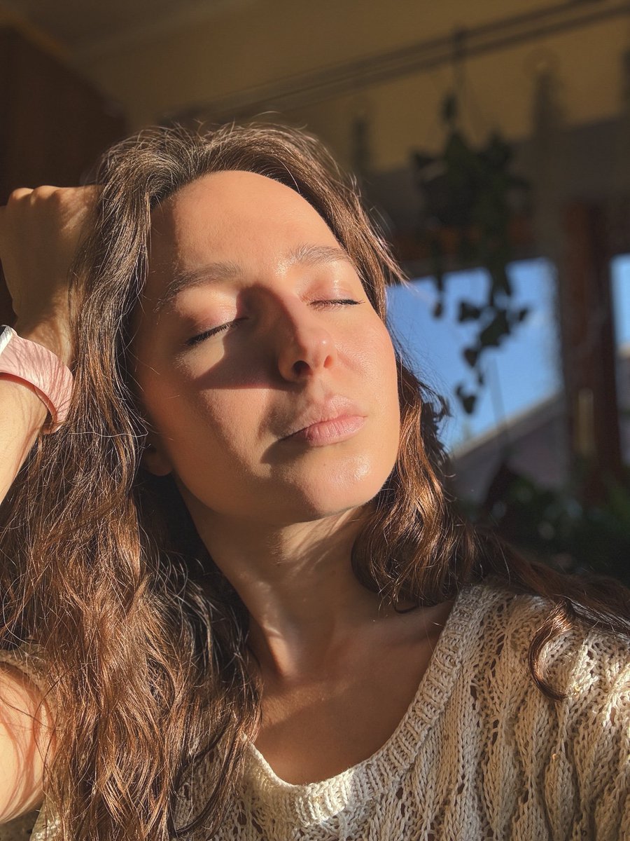 Вигріваю старечі кістки під меланхолійним серпневим сонцем