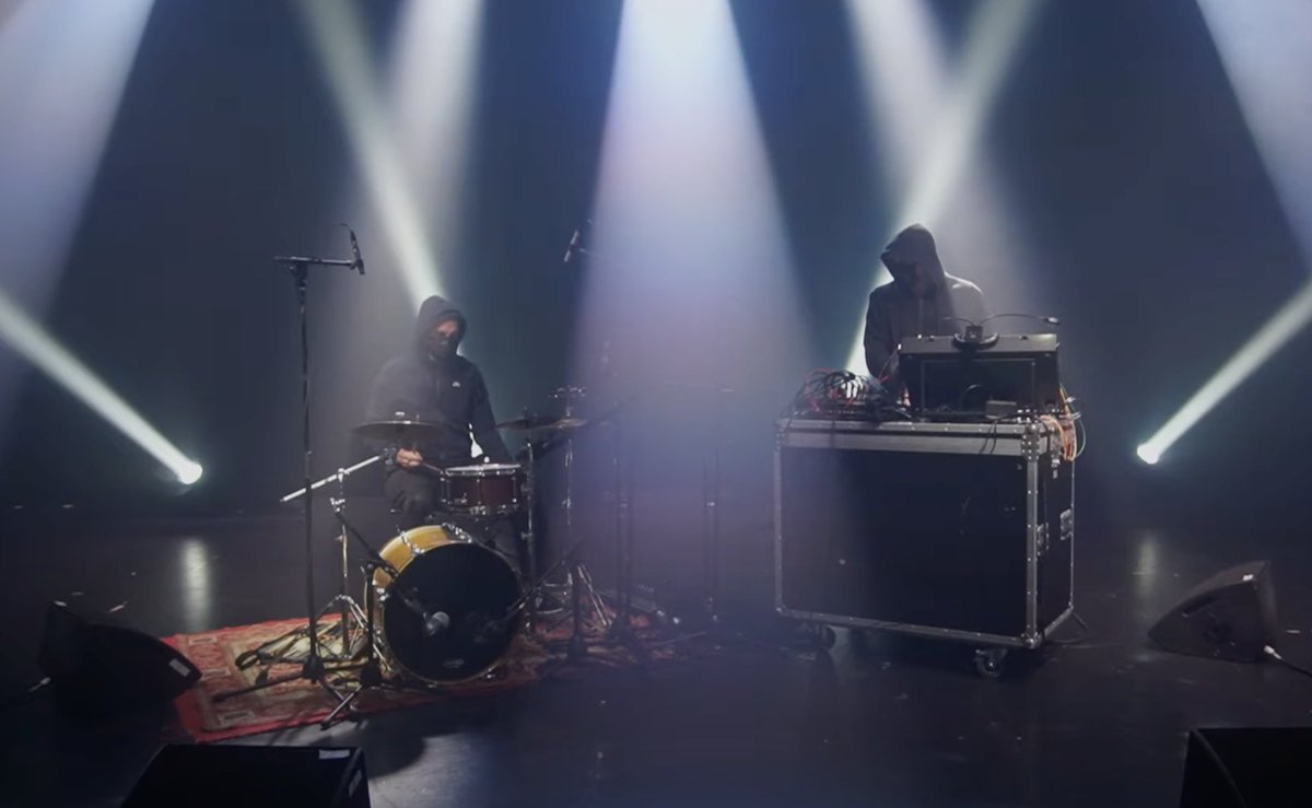 Black Zenith（シンガポール）
Brian O’Reilly（モジュラーシンセ／エレクトロニクス）とDarren Moore（ドラム／パーカッション）のインプロ・デュオ。ノイズやダブを横断しながら重層的なパフォーマンスを展開する。 音と映像がリアルタイムで呼応する没入型オーディオビジュアル体験を届けている。