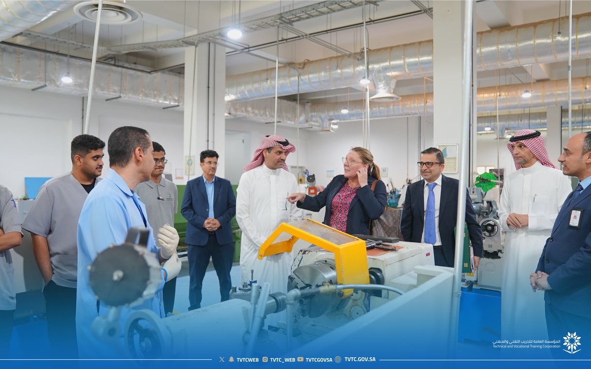 استقبل نائب المحافظ للتدريب د. عادل الزنيدي في الكلية التقنية بالرياض، الملحق الزراعي الهولندي لدول مجلس التعاون الخليجي السيدة سيمون لاندهاوس والوفد المرافق، لبحث سبل تعزيز التعاون المشترك في مجال #التدريب_التقني والمهني.