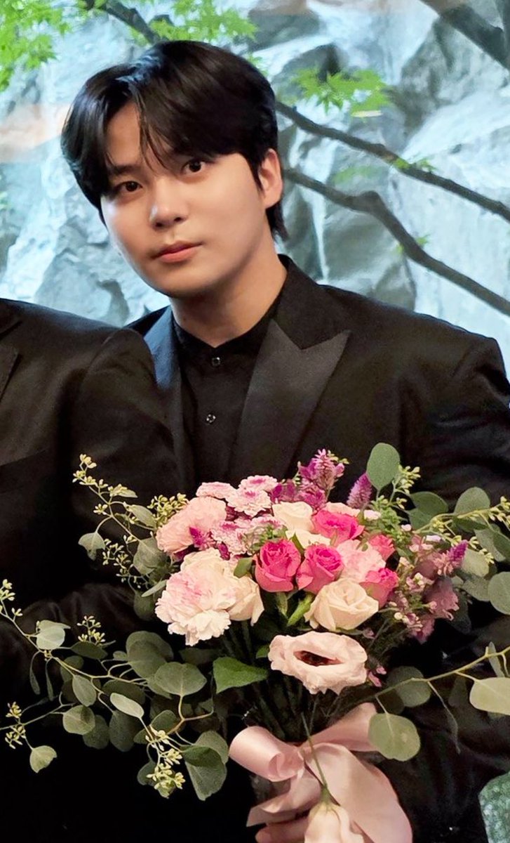 I gave him these flowers btw🩷💐