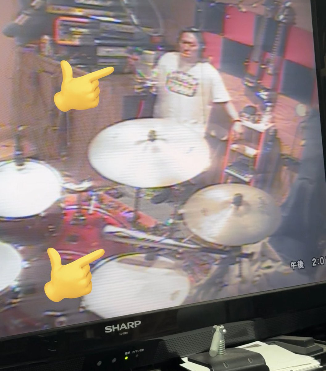 今日の曲は金属バット（殺人用）に、マラカス（定価２０万くらいする）やつに盛りだくさんだった<a href="/sadtreelab/">野口英律 HiddenoriNogguchi</a> 

ギターテイクも昨日の数時間でできたやつだし（最高）
ベースソロはリアルタイムで野口がゴリゴリの歪み2つのノヴを捻り回してたし
エンジニアの岩田さんは菩薩だし日焼けが似合っていた！