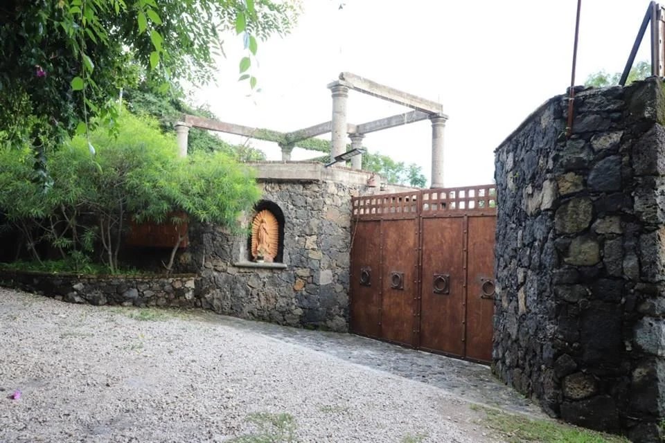 jorgegogdl's tweet photo. Las fotos de la Casa de Noroña.

Irónico que la casota de 12 millones de pesos de Gerardo Fernández Noroña se llame "La casa del Silencio" y que quiera decir que esta propiedad de 1200 M2 de terreno es una propiedad media. https://t.co/Ww6EqwCxOI