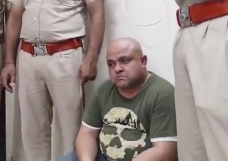 Jaiky Yadav (@jaikyyadav16) on Twitter photo सोशल मीडिया पर राजस्थान के धौलपुर का एक वीडियो वायरल हो रहा,
जहां पुलिस ने पश्चिम बंगाल निवासी एक 45 वर्षीय फर्जी IPS अधिकारी सुप्रियो मुखर्जी को गिरफ्तार किया है।
जो IG स्तर की रैंक ADG के साथ नीली बत्ती लेकर रौब झाड़ रहा था।
अजब-गजब के लोग हैं मतलब कम रैंक में संतुष्ट नहीं सोशल मीडिया पर राजस्थान के धौलपुर का एक वीडियो वायरल हो रहा,
जहां पुलिस ने पश्चिम बंगाल निवासी एक 45 वर्षीय फर्जी IPS अधिकारी सुप्रियो मुखर्जी को गिरफ्तार किया है।
जो IG स्तर की रैंक ADG के साथ नीली बत्ती लेकर रौब झाड़ रहा था।
अजब-गजब के लोग हैं मतलब कम रैंक में संतुष्ट नहीं