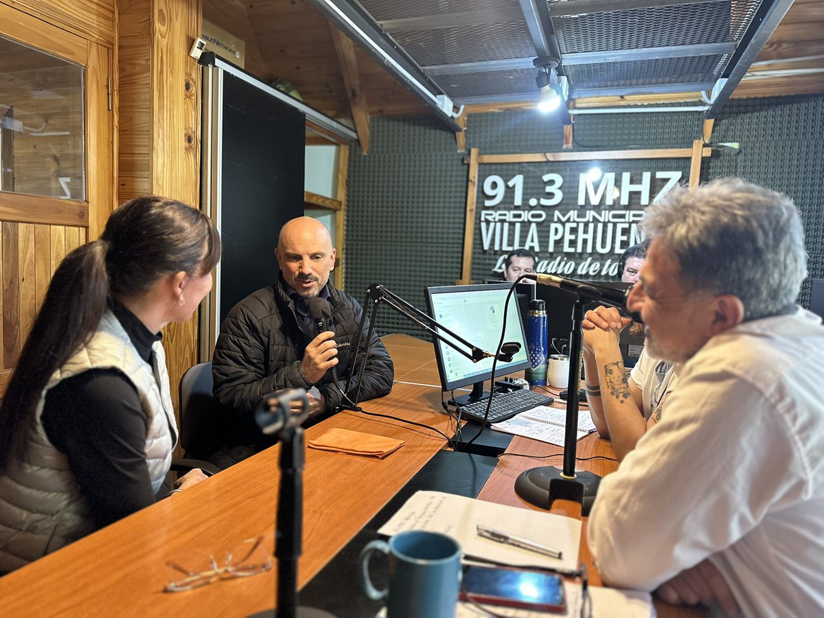Este jueves, junto a <a href="/pepeousset/">Juan Luis Ousset</a>, nos encuentra visitando la localidad de Villa Pehuenia, donde compartimos una hermosa charla con Martín, Ricardo y Arturo en la radio local FM 91.3 📻 
¡Gracias por la invitación!