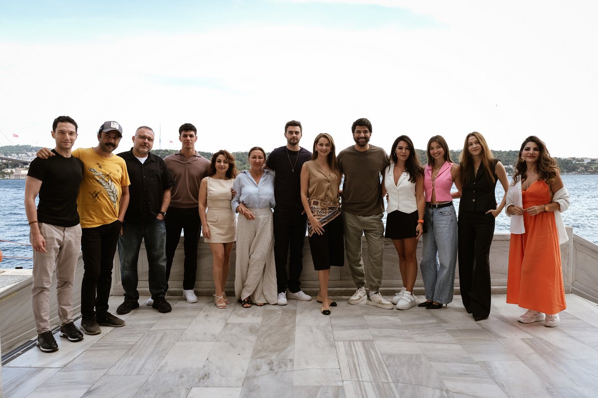 🔔| Foram divulgadas fotos do ensaio de leitura para a série #BereketliTopraklar, que estará no set em 7 de setembro #Adana . As fotos dos pôsteres de #EnginAkyürek e #GülsimAli foram tiradas. 

✍🏻 Birsen Altuntaş