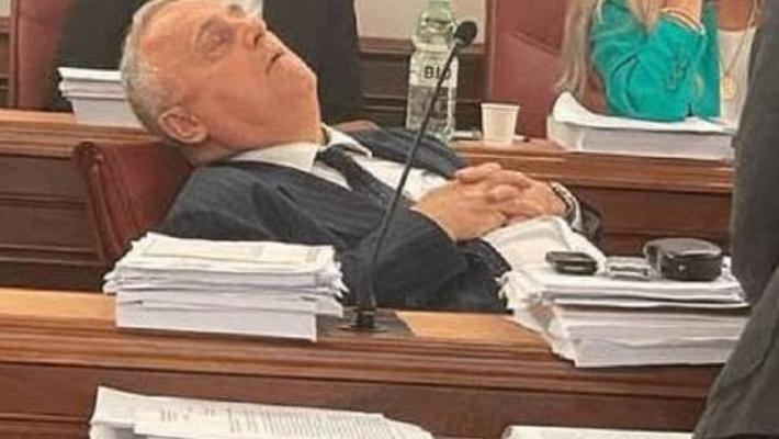 La posizione è quella,togliete le scartoffie e immaginate...
#vendievattene 🐖