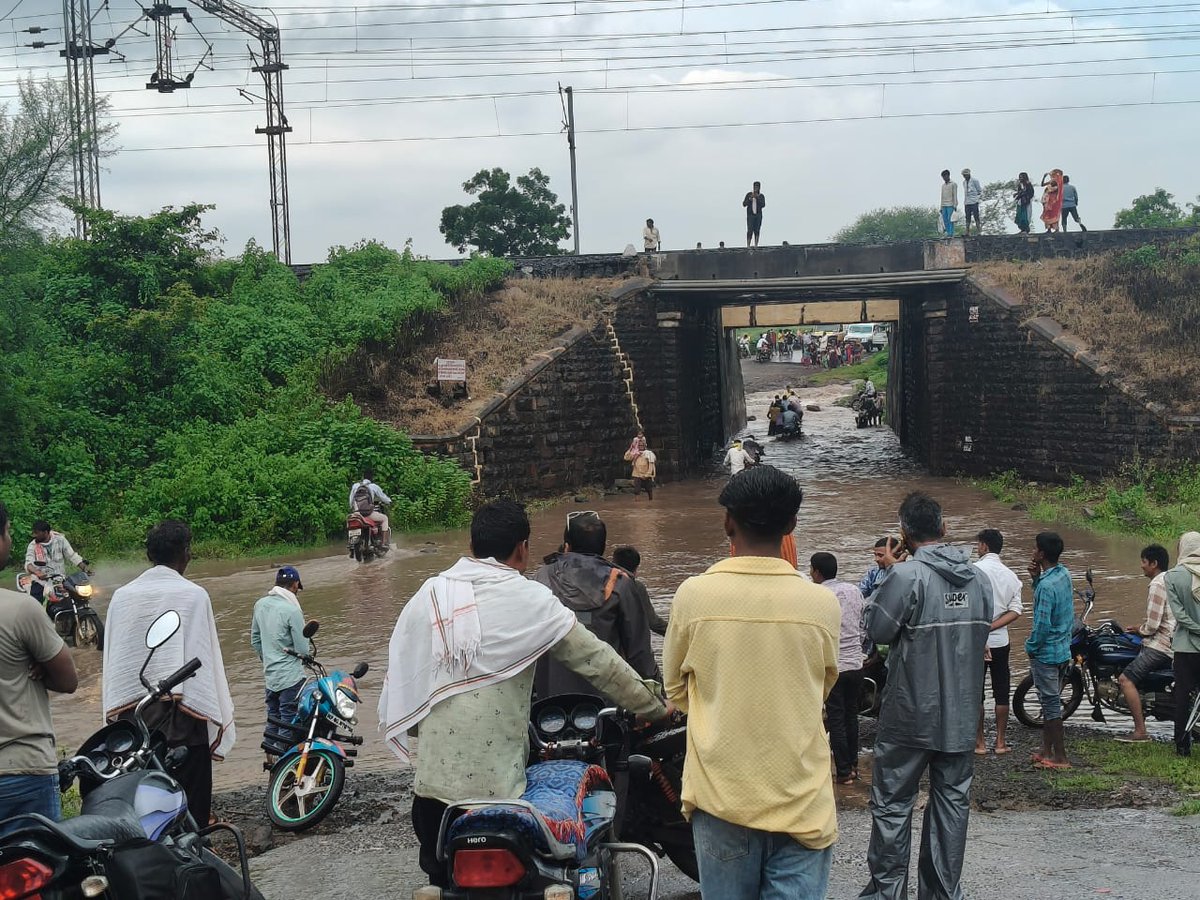 luckyraoti's tweet photo. @nitin_gadkari सुना है जो भी काम आपके पास आता है मंजूर हो जाता है कृपया निवेदन है गरीब आदिवासियों की इस समस्या का समाधान आप करेंगे 🙏🏻 रतलाम के पास रावटी स्टेशन का ये दृश्य आपकी विकास दर्शा रहा है खेर सांसद जी विधायक जी मंत्री जी सब है पर जय हो @PMOIndia https://t.co/Hxcg34Il3E