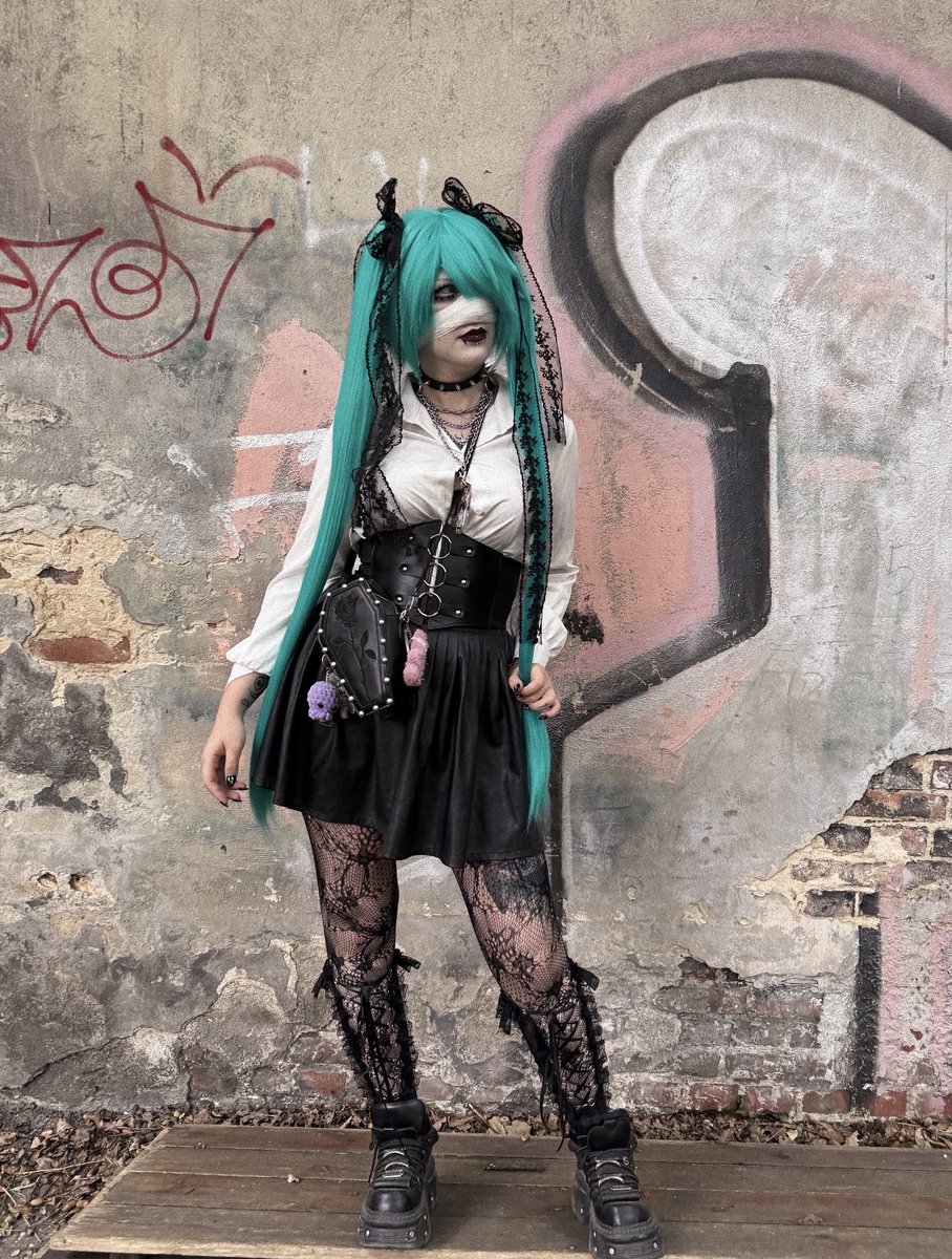 d0zingreen's tweet photo. Hey! Long time no see 👀 had a cosplay convention few days ago and I wanted to share to you my vkeified Miku cosplay 🙈 https://t.co/6jIb04nxw3