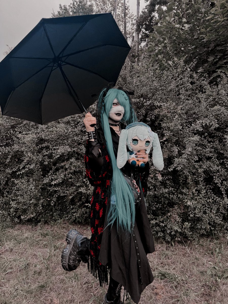 d0zingreen's tweet photo. Hey! Long time no see 👀 had a cosplay convention few days ago and I wanted to share to you my vkeified Miku cosplay 🙈 https://t.co/6jIb04nxw3