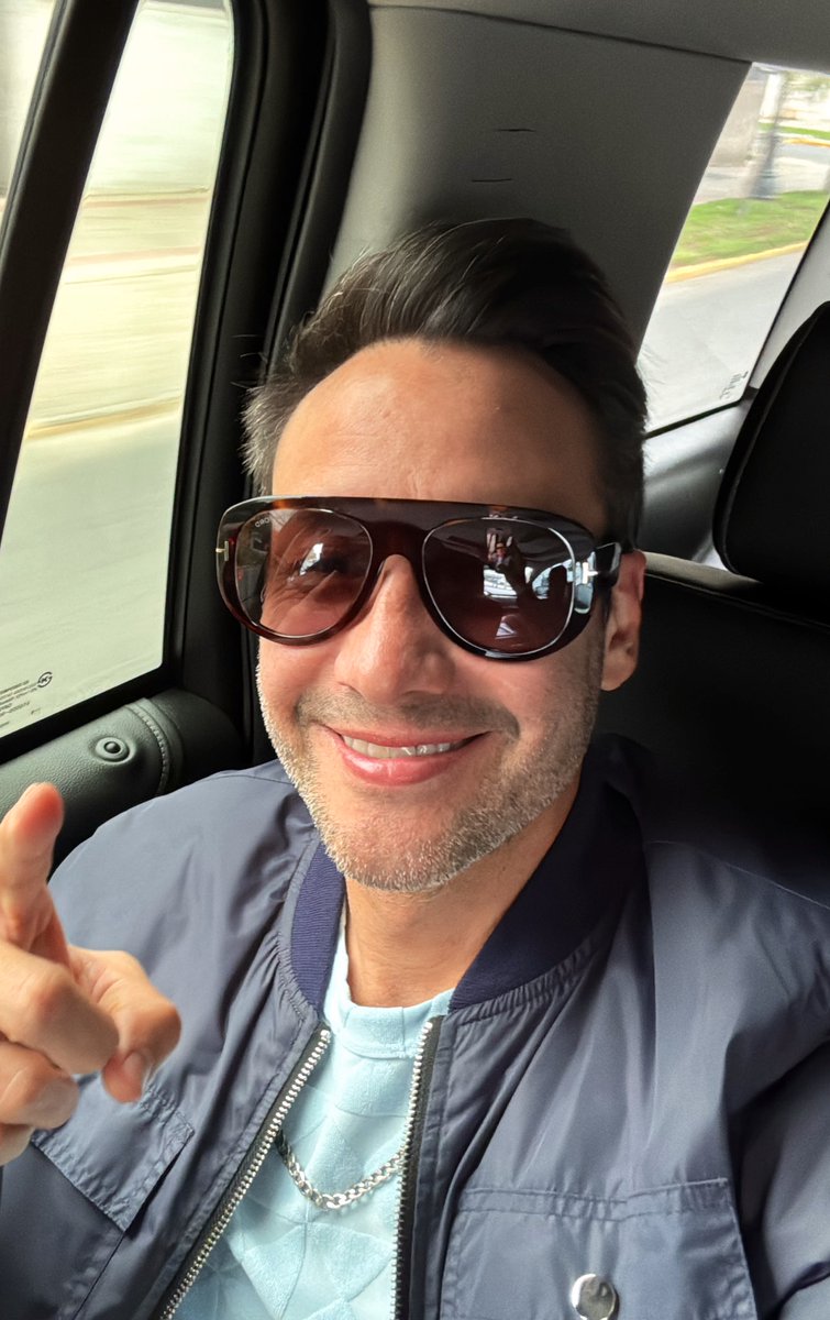 LucianoPereyra's tweet photo. Buenos días #Chile 💫❤️🇨🇱
Dia 2 de promo #TeSigoAmandoTour 🙌🏽

https://t.co/GrXHv3cmdz https://t.co/Hvfuui4irm