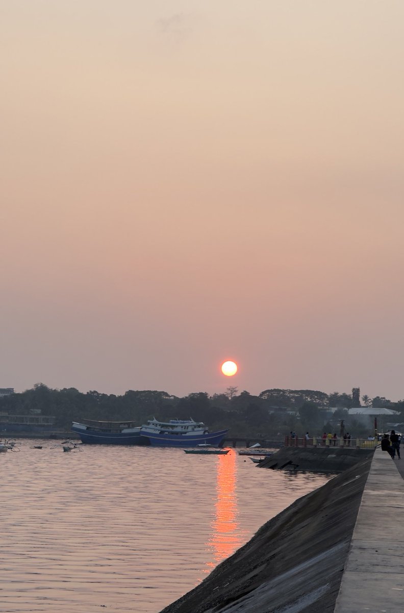 kimtaenoo's tweet photo. @rthysh sunset. sunrise. moon. peaceful vibe~ https://t.co/jrYGyl3ZjQ