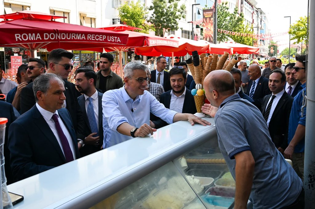 Dostun evi gönüllerdir, gönüller yapmaya geldim. ❤

Nice yiğidin, nice kahramanın beşiği Uşak,
Şükür sana kavuşturana...