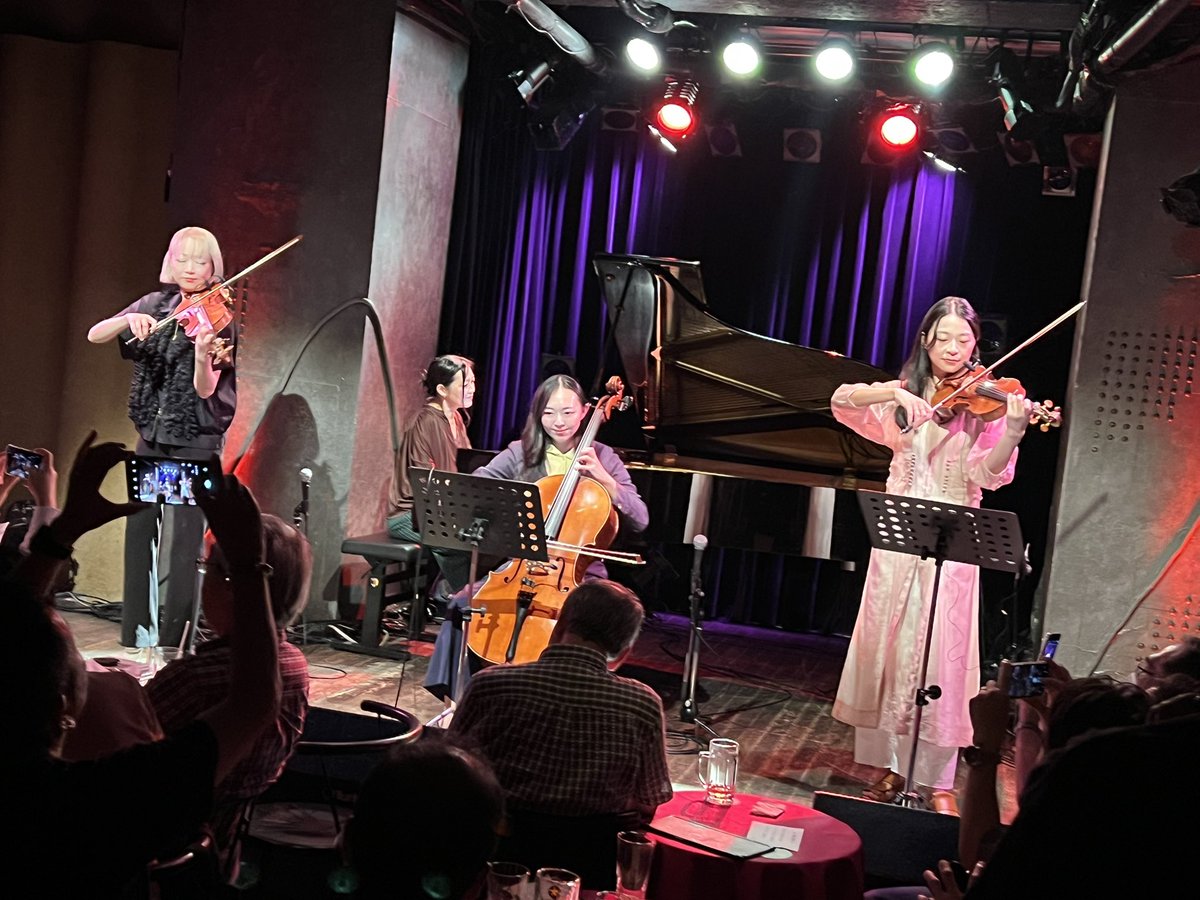 baron71216287's tweet photo. 南青山MANDALA
1966quartet
ビートルズ・ラボ Final !
(Vol.7)
アルバム収録曲213曲➕3曲
ラスト曲Real Loveにて終了
全曲リーダー松浦梨沙さんの
アレンジでの4人の素晴らしいパフォーマンス!チケット代が安すぎる🤣
昨日発売したアルバム2枚もゲット!楽しみ
#1966quartet https://t.co/Ebyn7P3an8