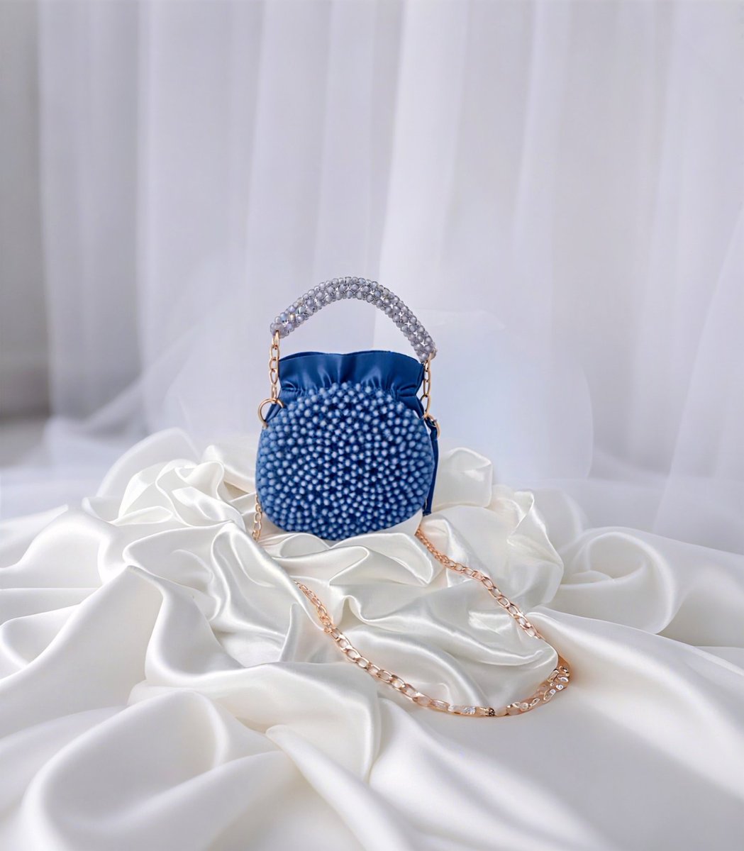 KalraTeto30823's tweet image. Luxury that shines through every bead 💎🖤
Price: 3000 PKR | Customizable 🎨
#StoneAndStyle #LuxuryBag