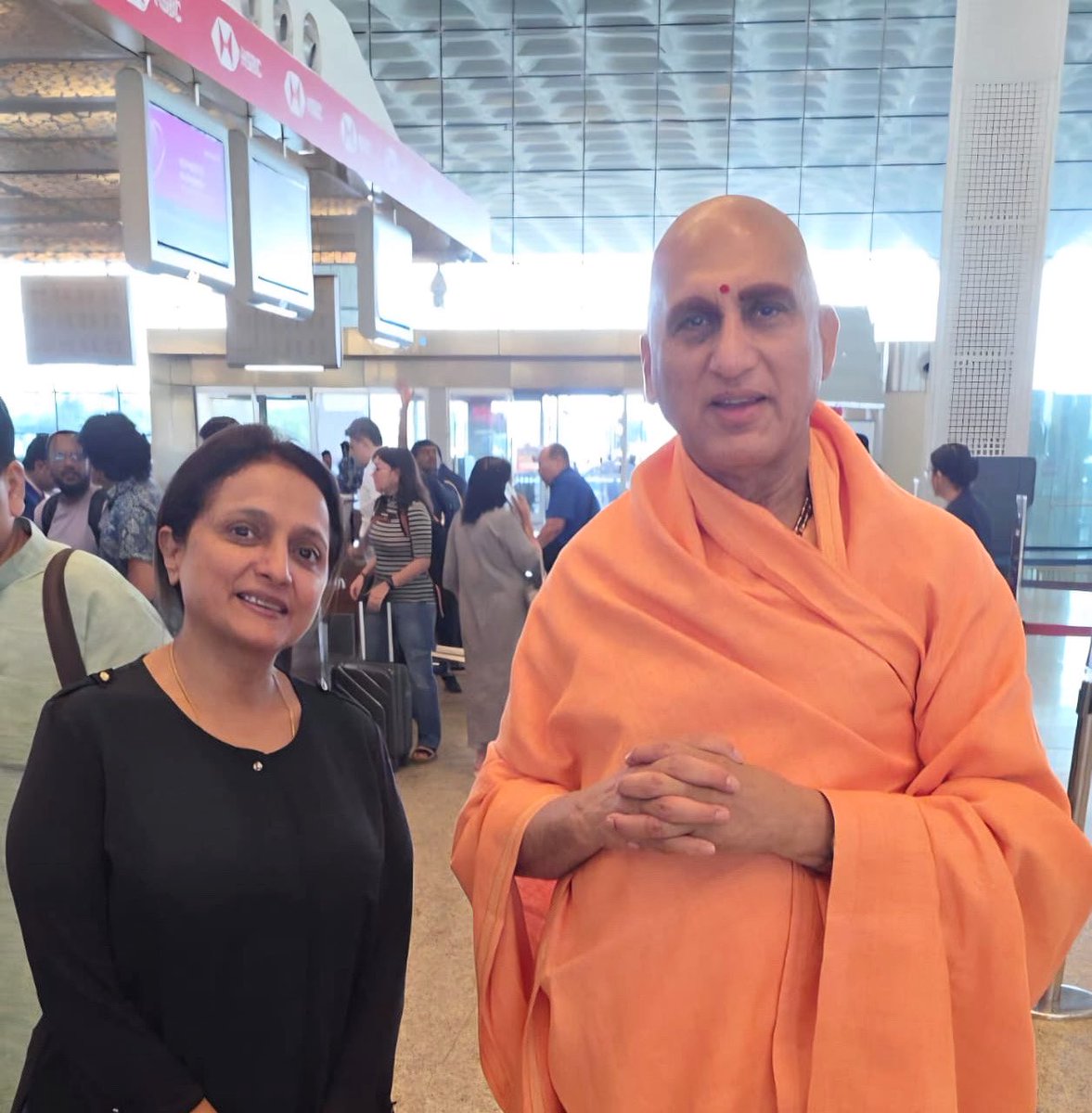 Truly surreal to get a moment this morning, with Acharya Mahamadleshwar Awdheshanand Giri Maharaj ji at the airport... 
We spoke about Bapuji (Pandit Jasraj ji) and the entire family. 

Blessed... 🙏🏻
Pranaams to Maharaj ji, 
Jai Ho 💕😇🙏🙌 

#DurgaJasraj #Awdheshanandji