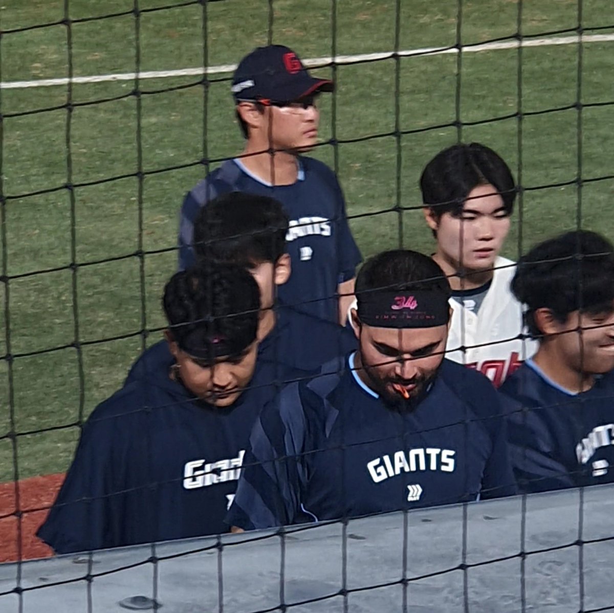 첨엔 몇명만 한줄알았는데 원중이 헤어밴드 한 사람들이 여기저기서 더 나타나고있음 ㅋㅋㅋㅋㅋㅋ
불펜포수들도 하고있길래 놀람 ㅋㅋㅋㅋㅋㅋ